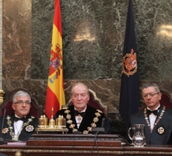 Su Majestad el Rey junto al ministro de Justicia, Alberto Ruiz-Gallardón y el presidente del Tribunal Supremo y del Consejo General del Poder Judicial